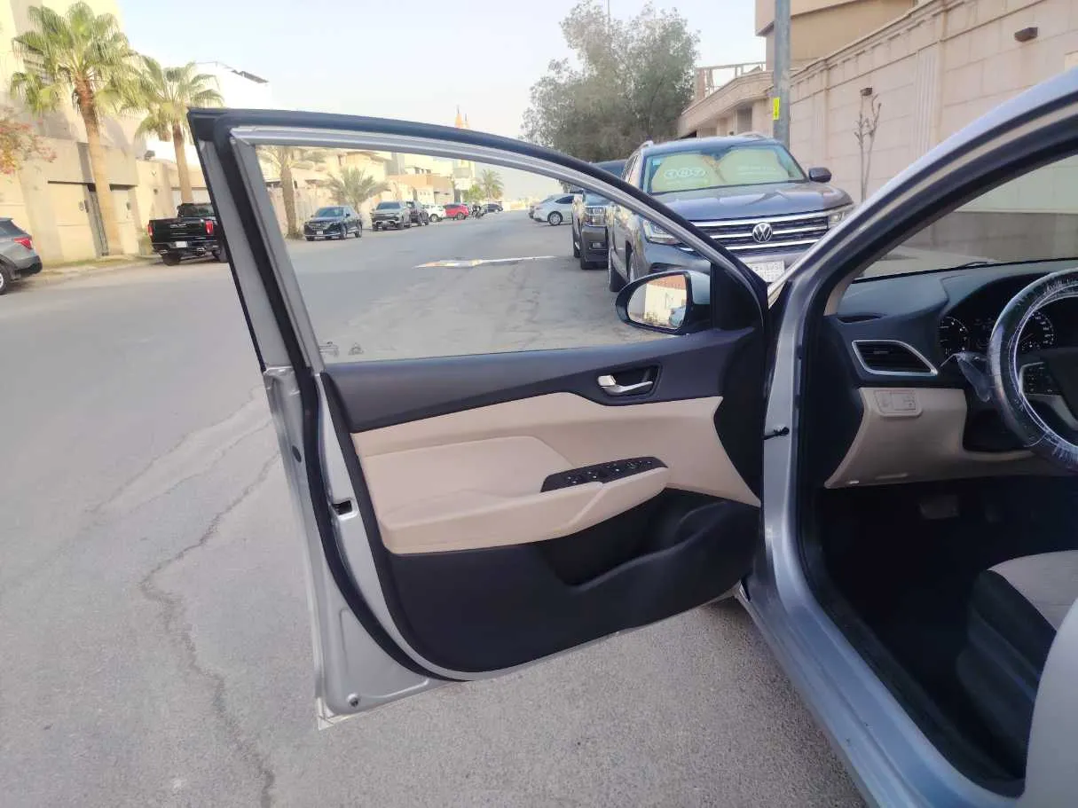 Car image 12