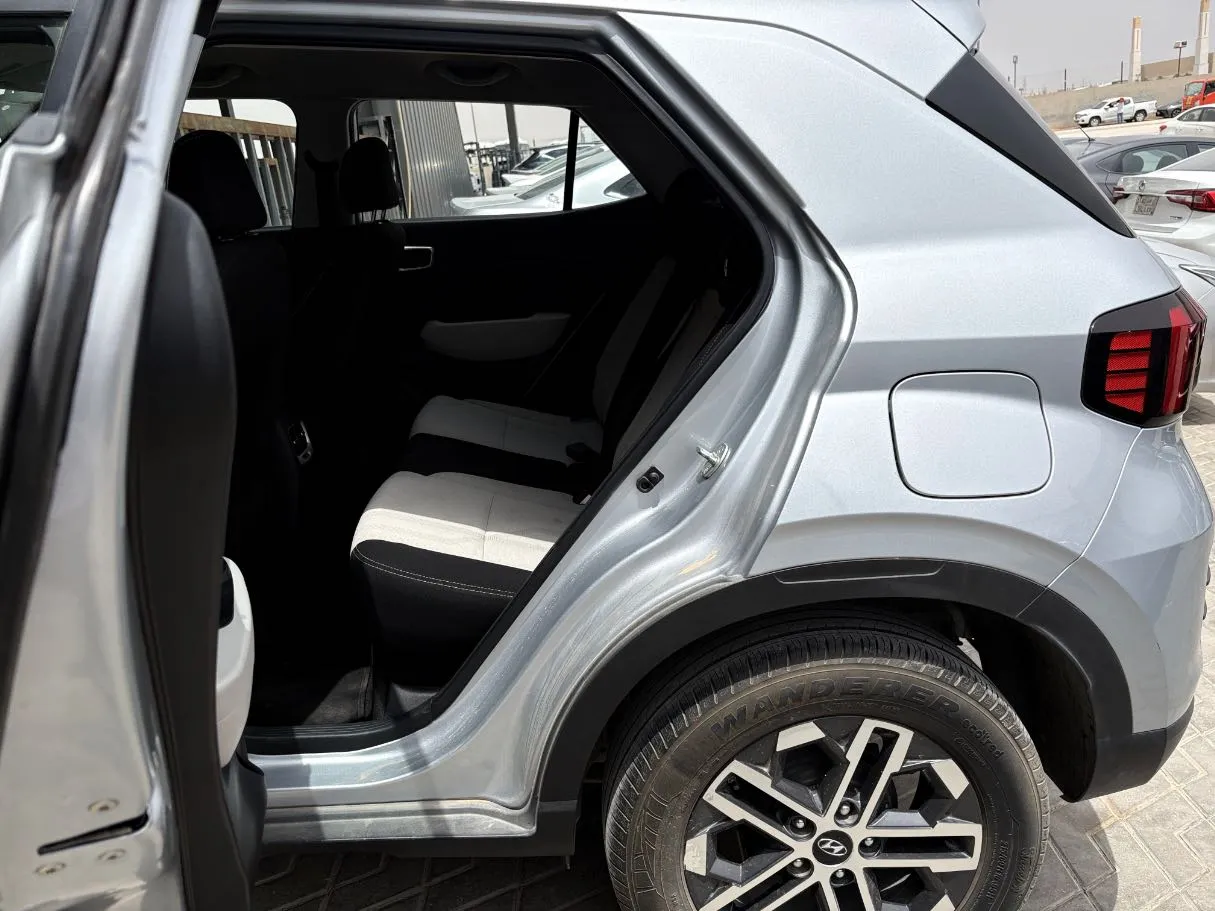 Car image 18
