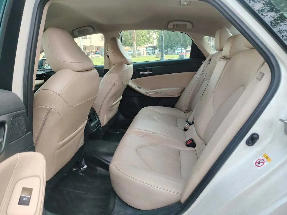 Car image 18