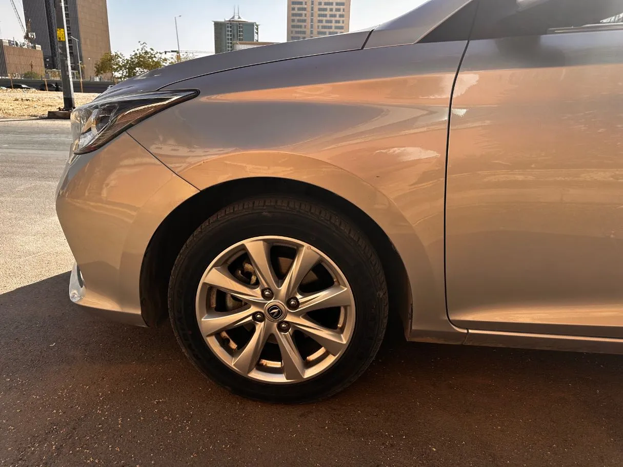 Car image 9