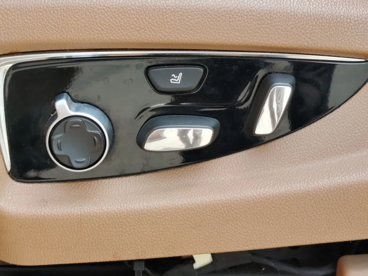 Car image 28