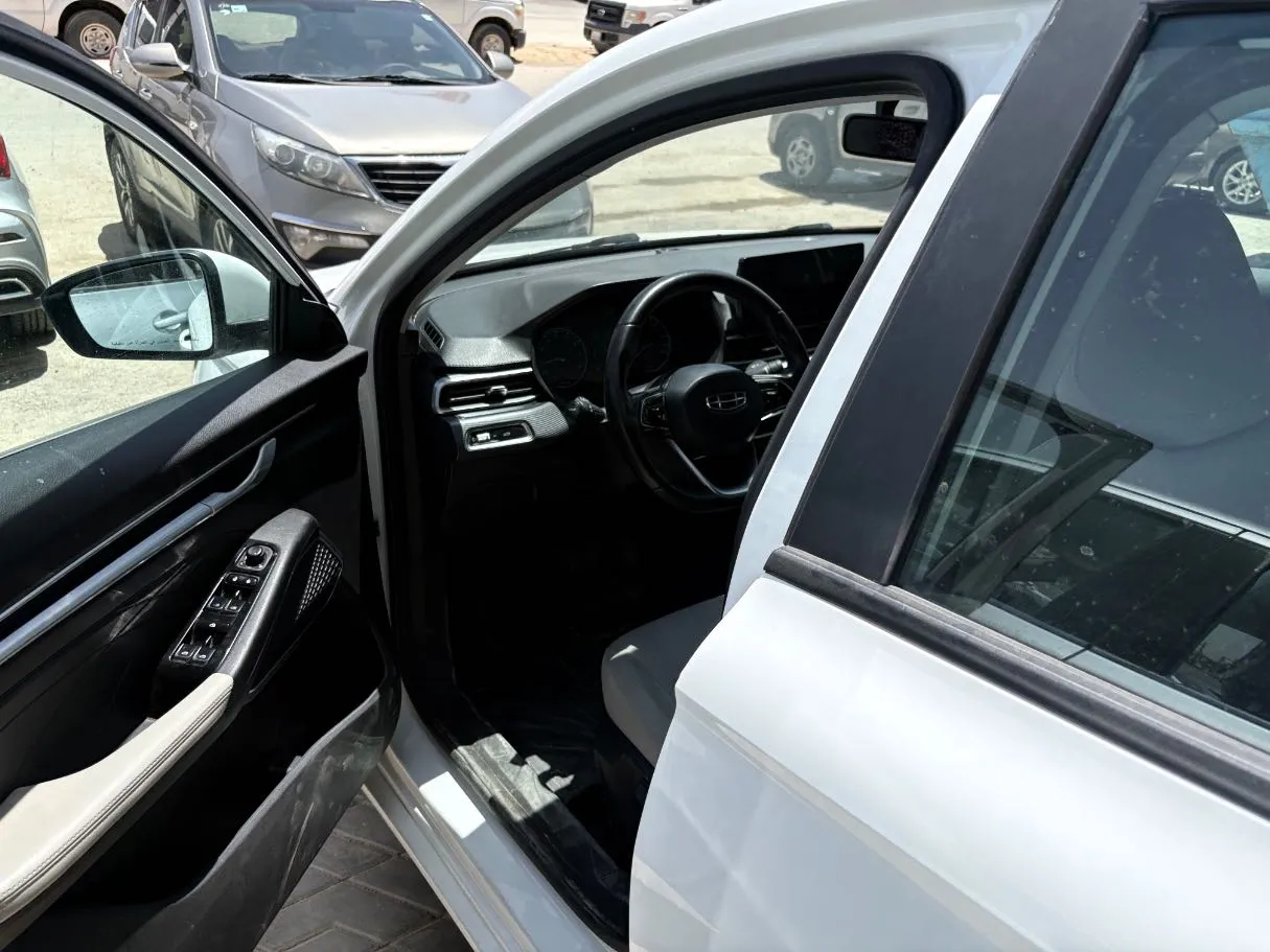Car image 10