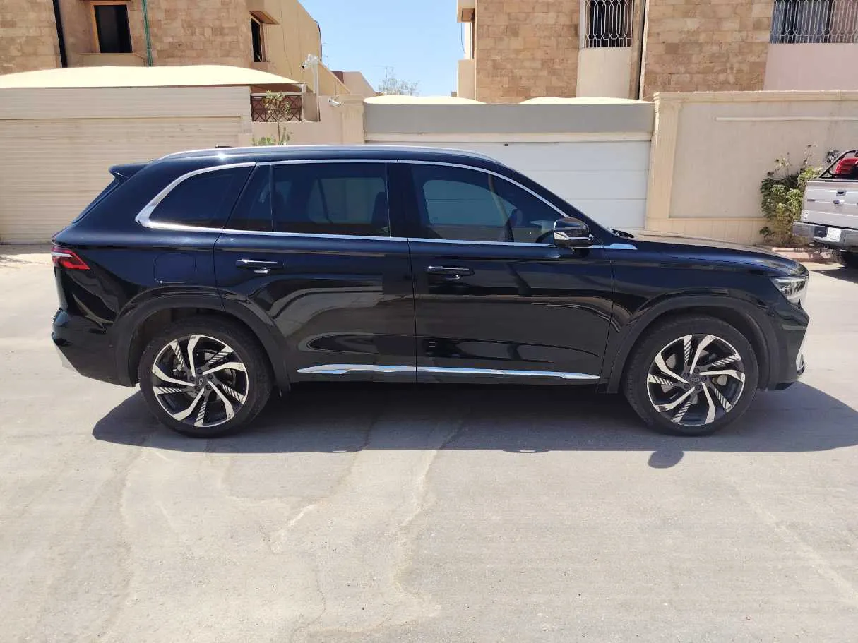 Car image 4