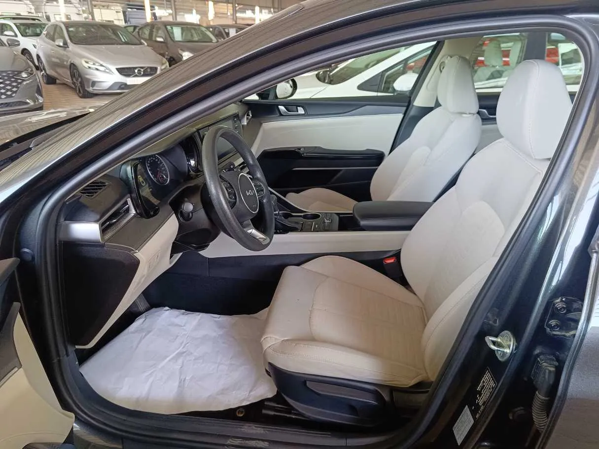 Car image 11