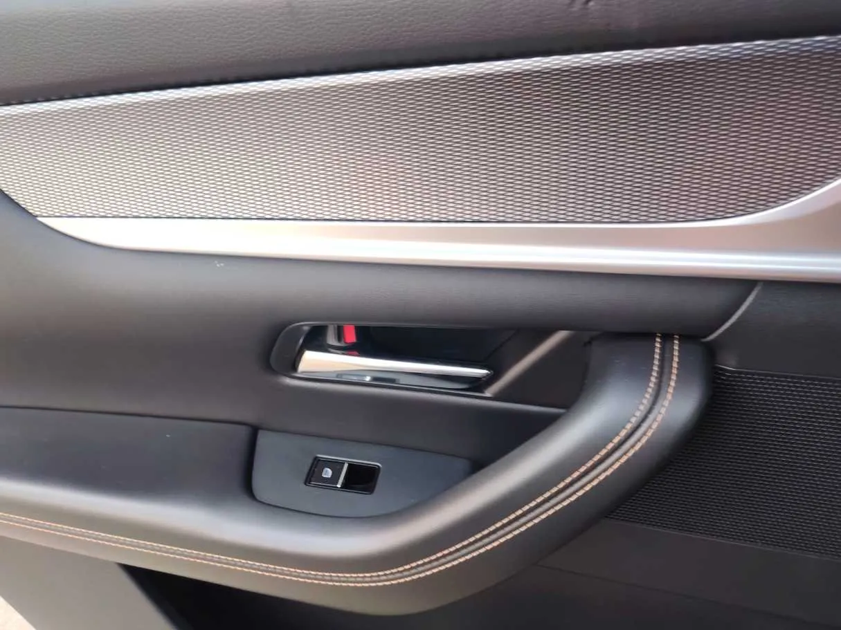 Car image 25