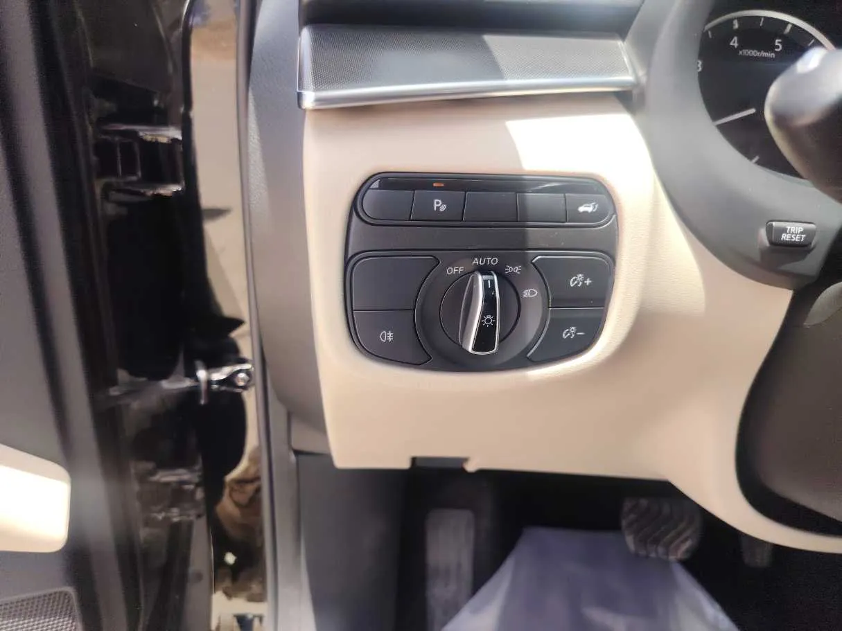 Car image 28