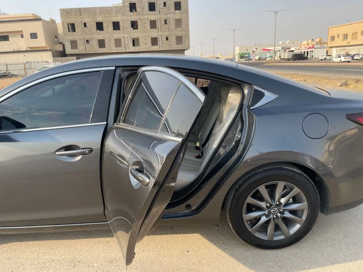 Car image 14