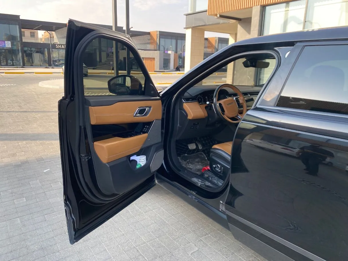 Car image 10
