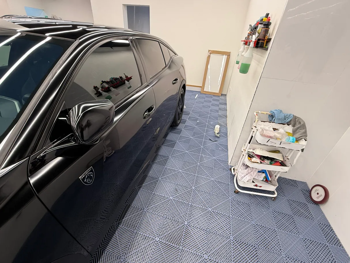 Car image 14