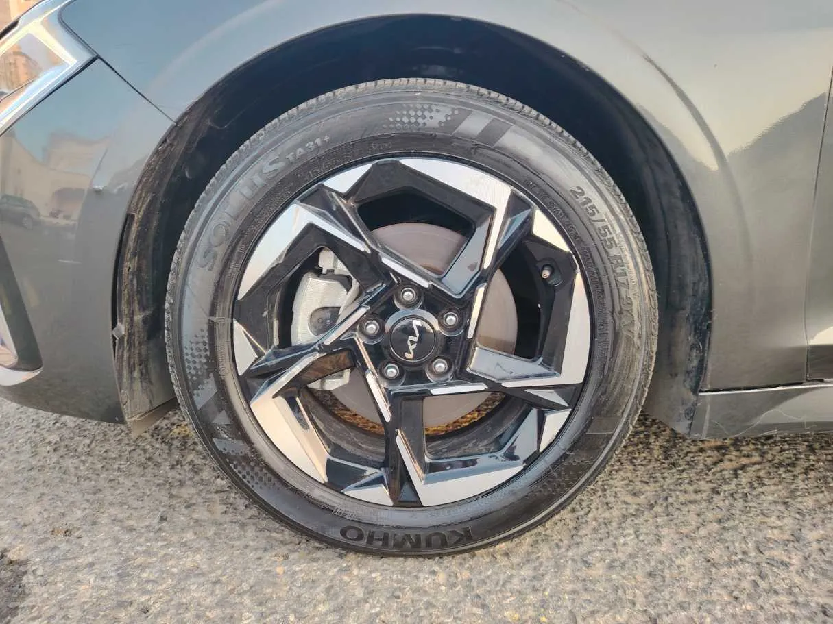 Car image 9