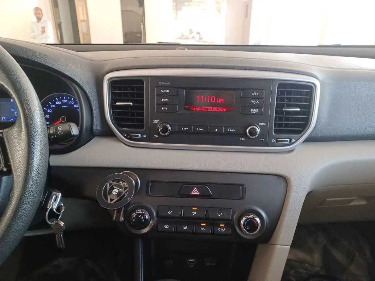 Car image 14