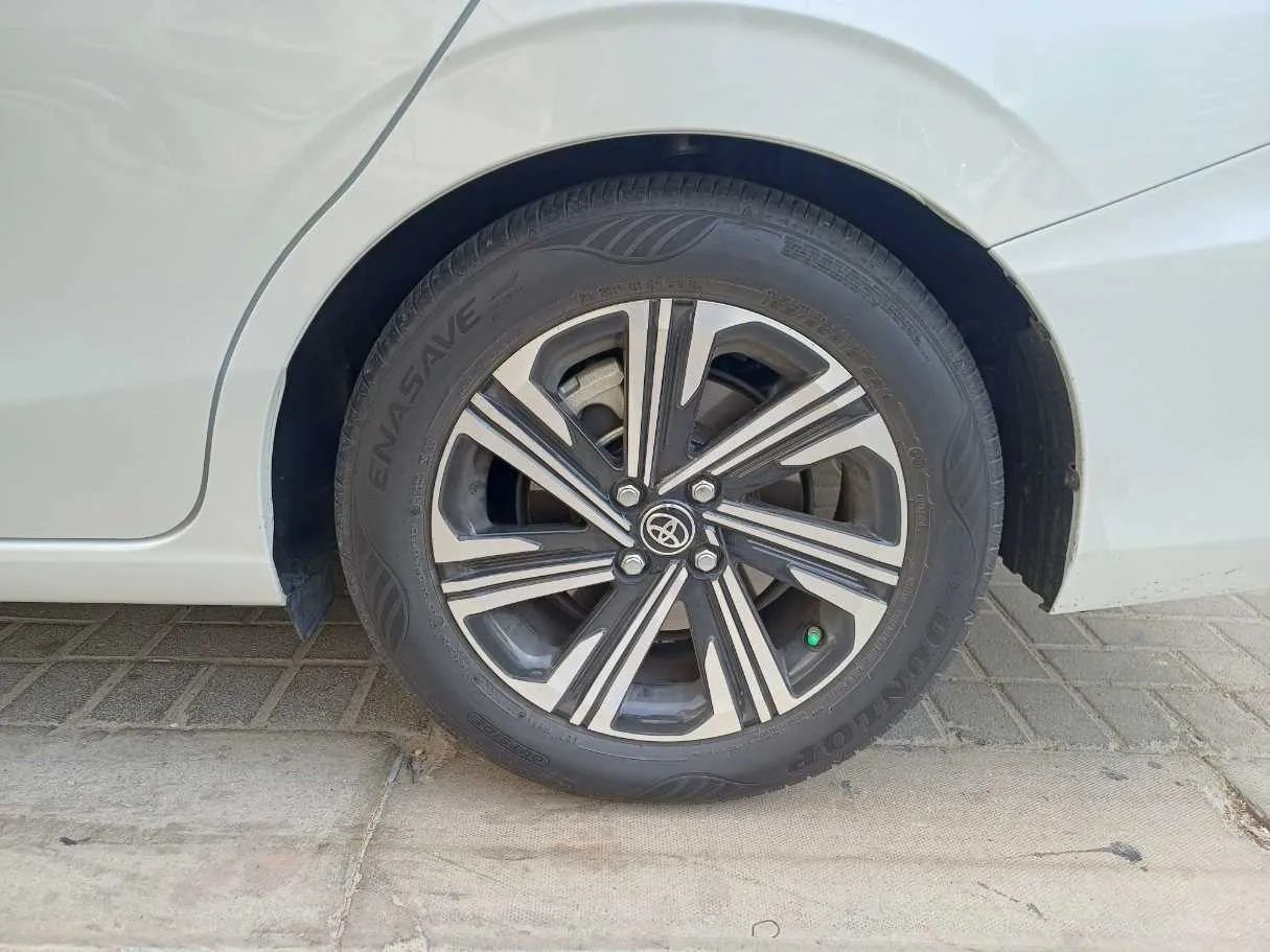 Car image 9