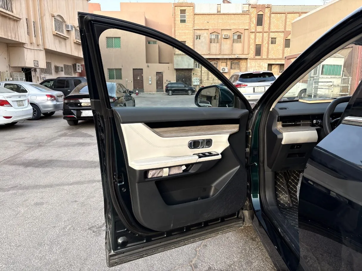 Car image 10