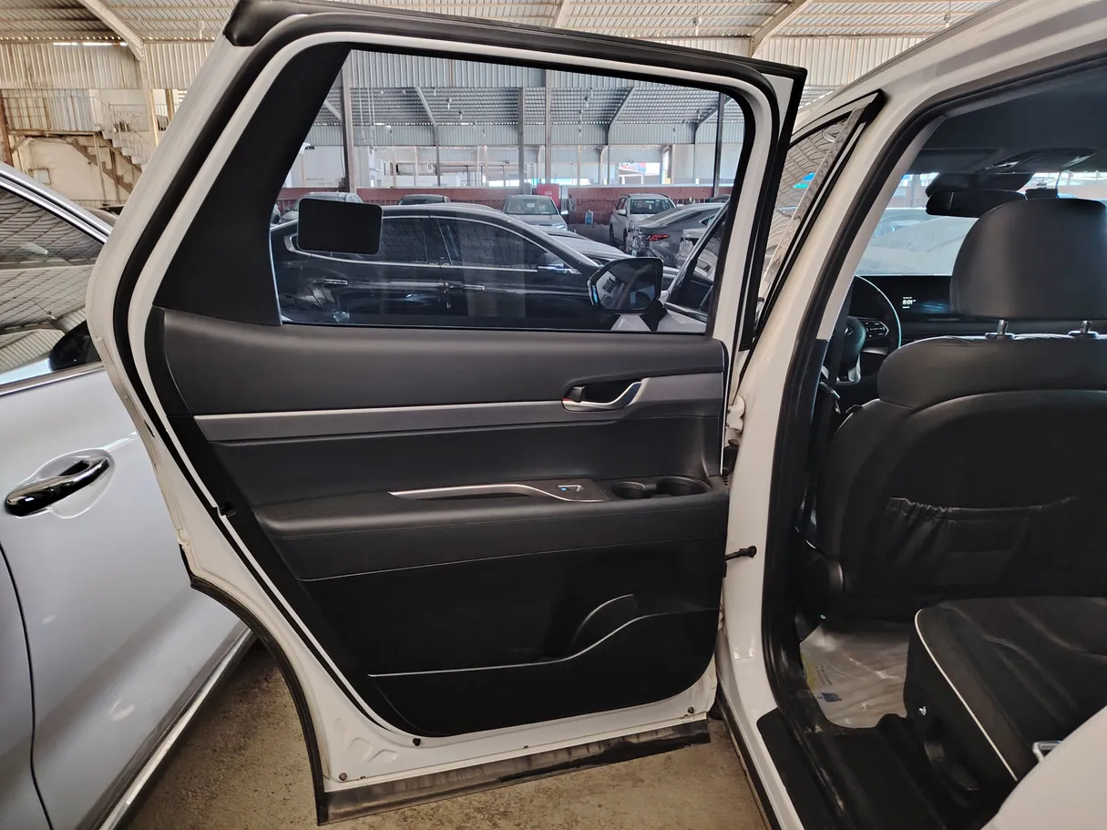Car image 14