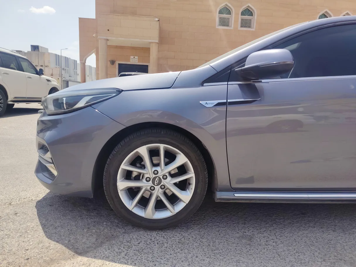 Car image 9