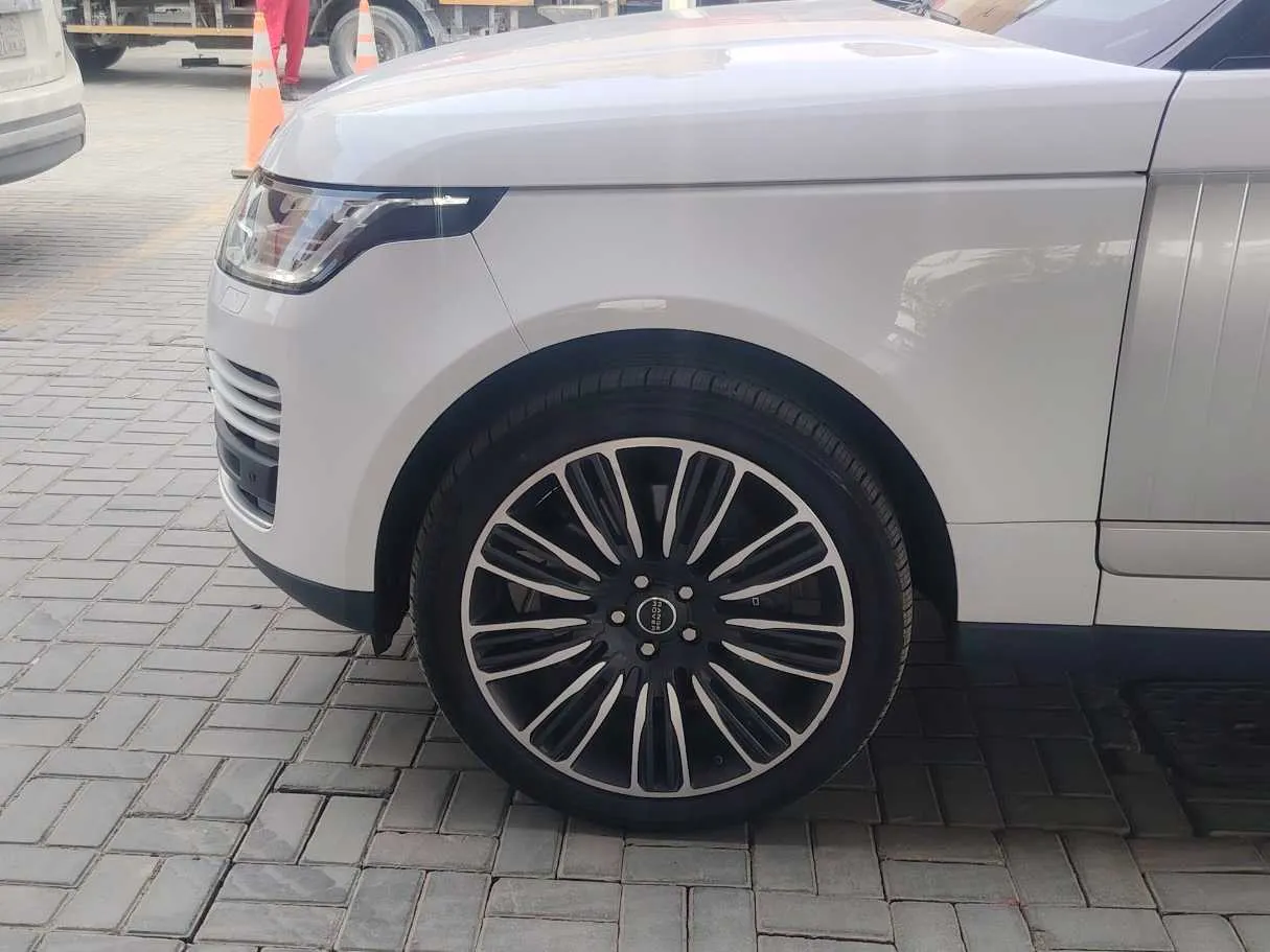 Car image 9