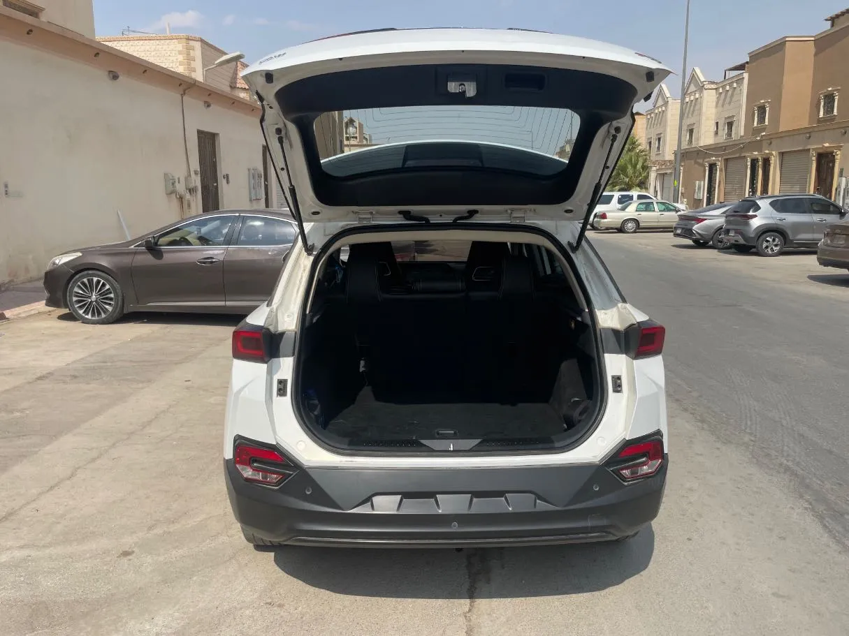 Car image 18