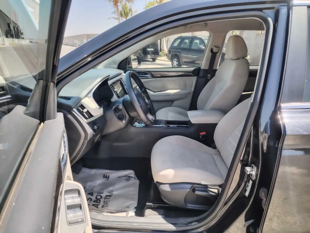Car image 11