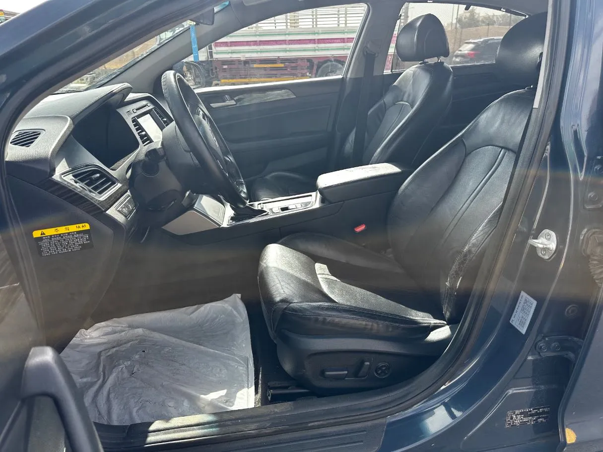 Car image 11