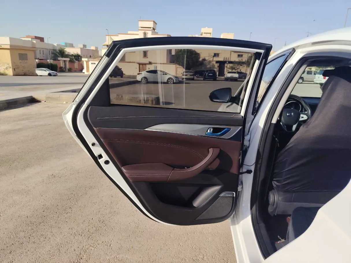 Car image 15