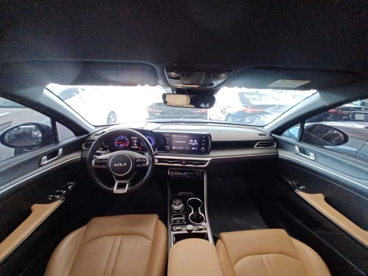 Car image 10