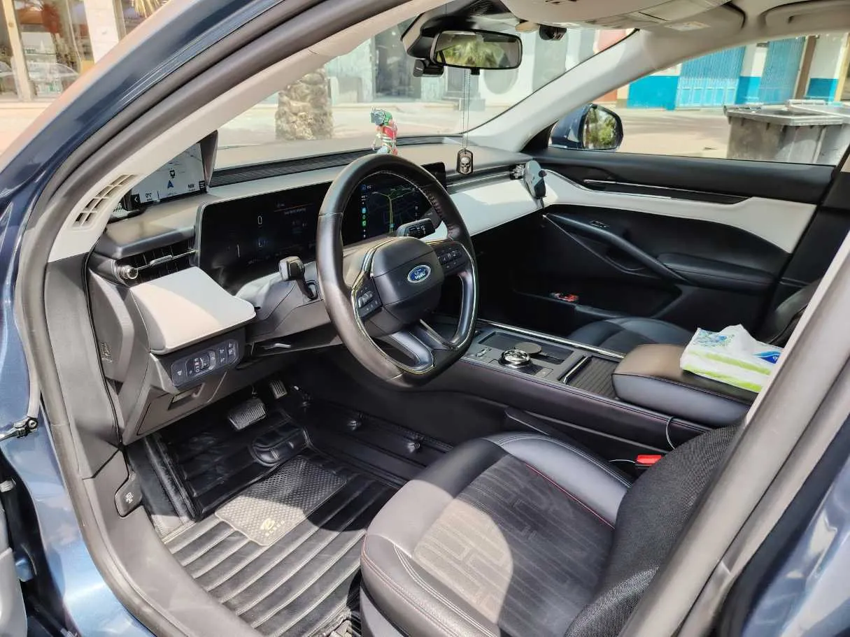 Car image 12