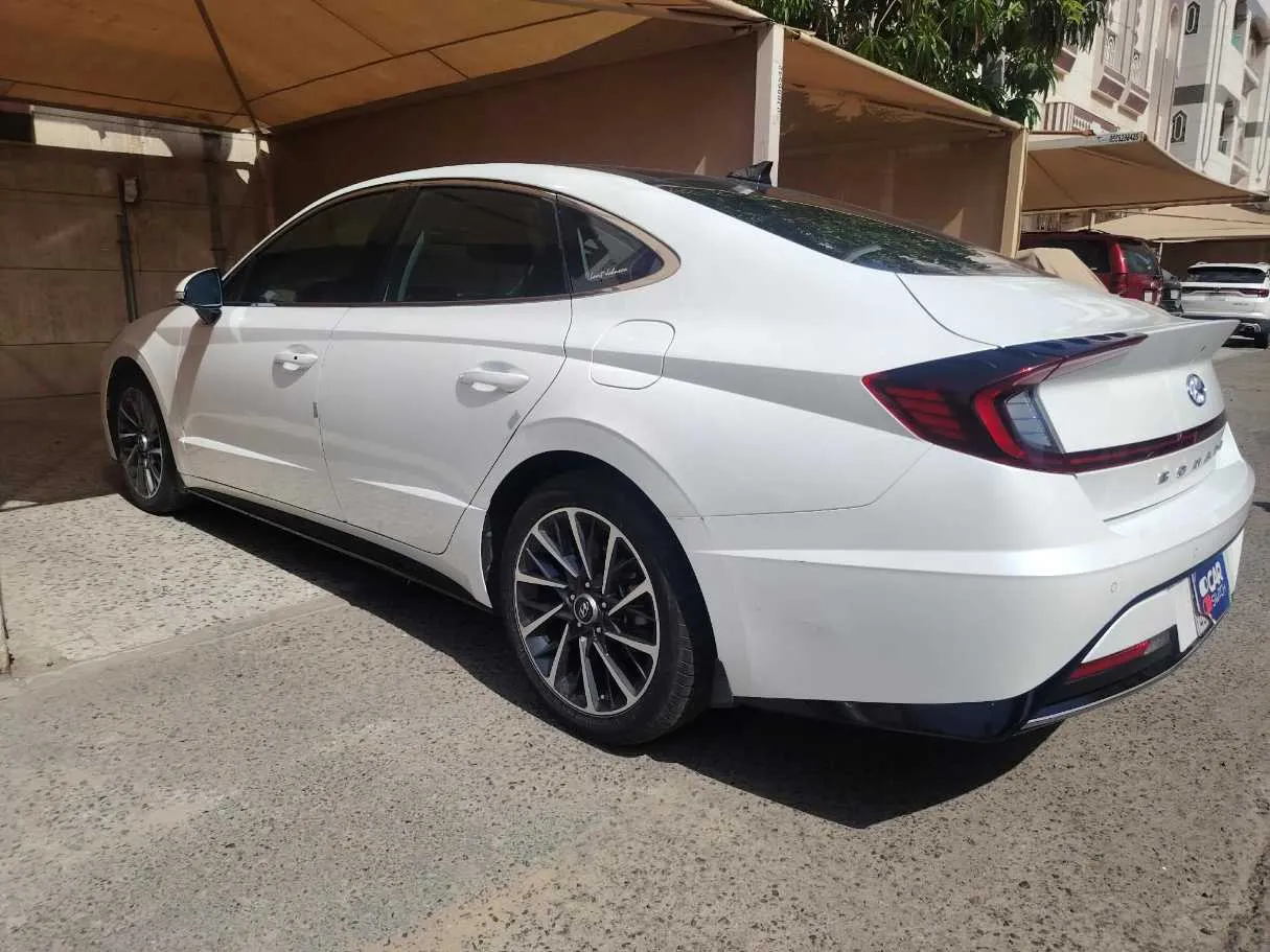 Car image 9