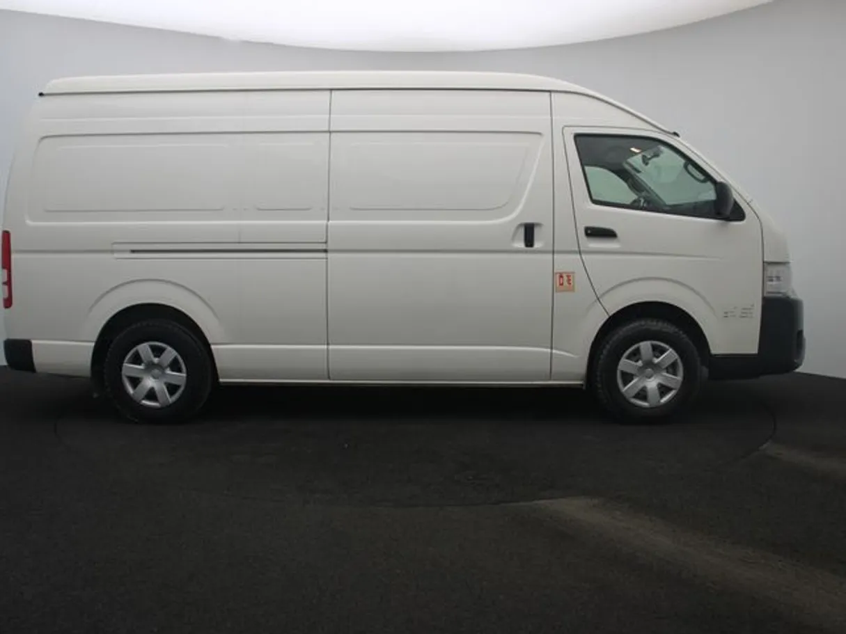 Car image 13