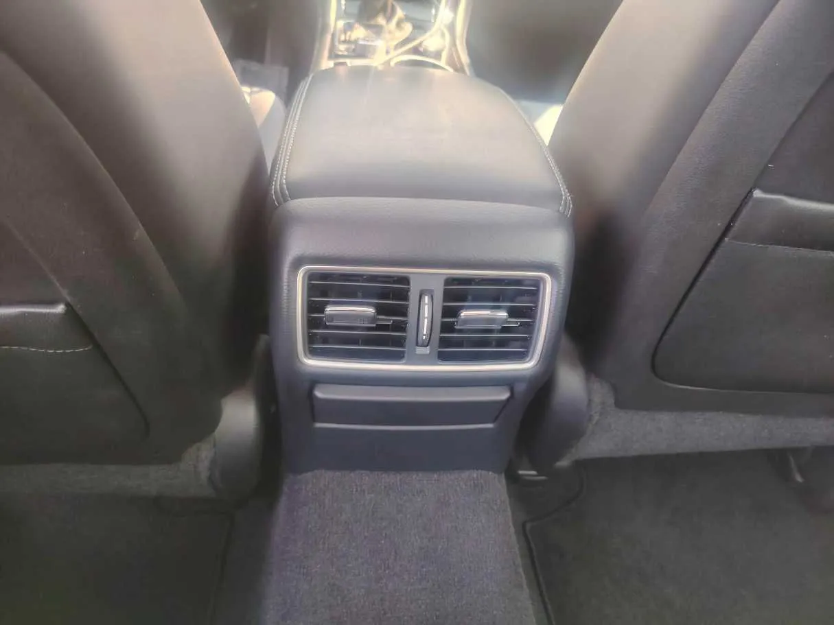 Car image 34