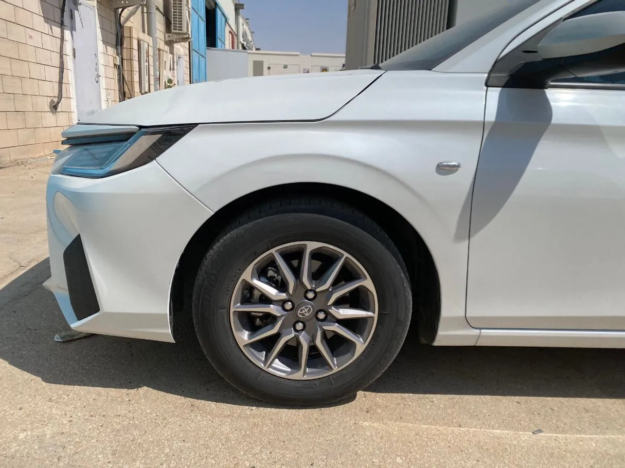 Car image 9