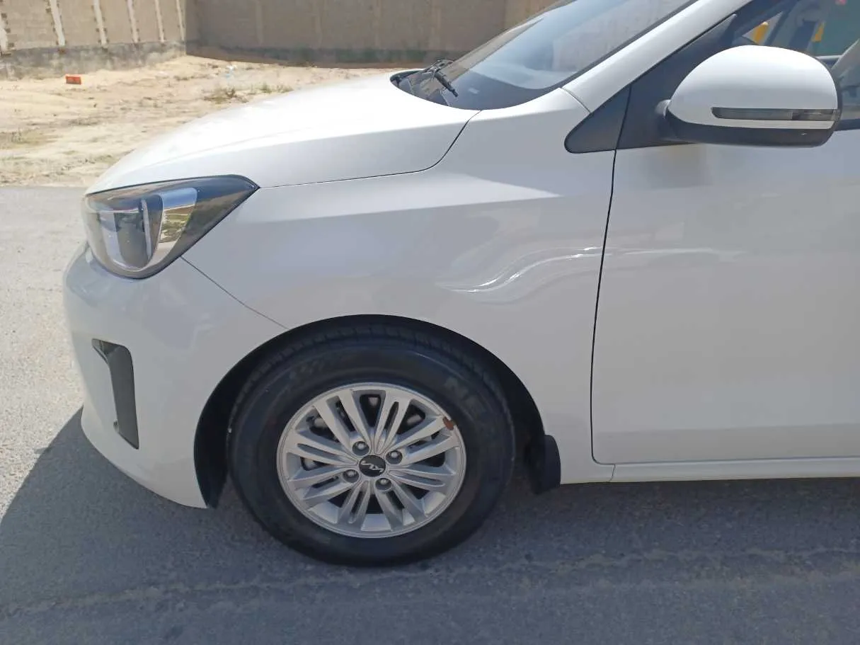 Car image 9