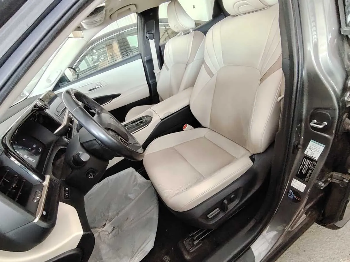 Car image 16