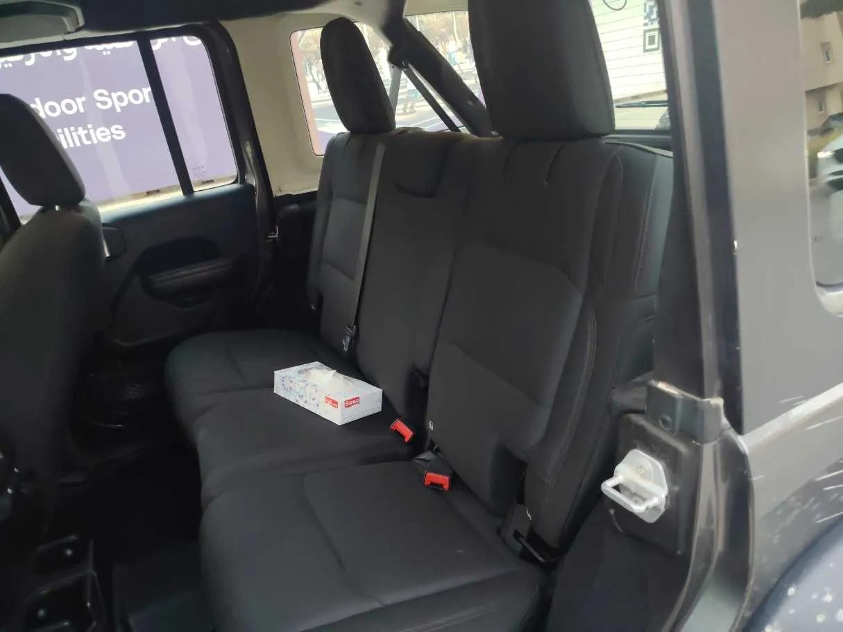 Car image 14