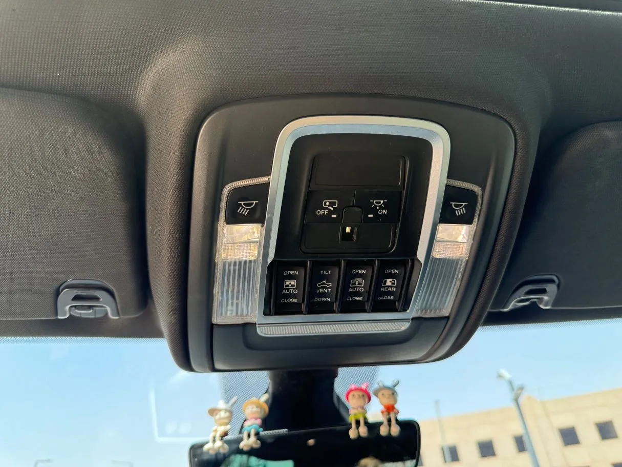 Car image 24
