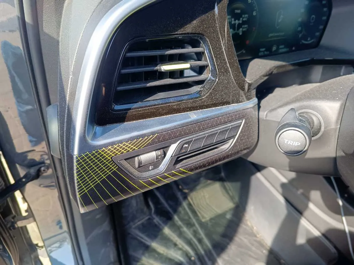 Car image 32
