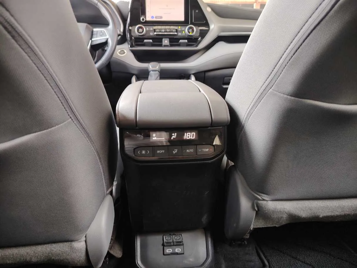 Car image 28