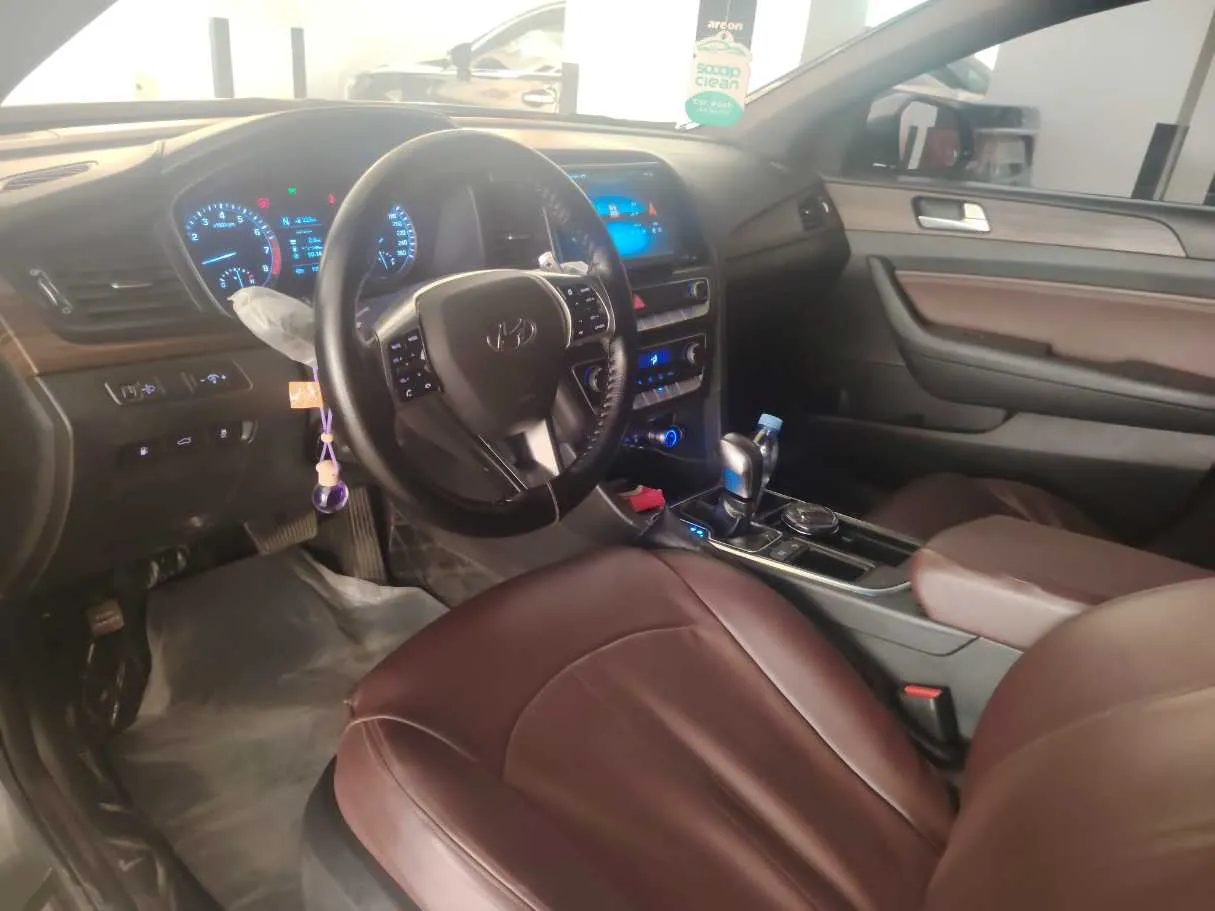 Car image 13