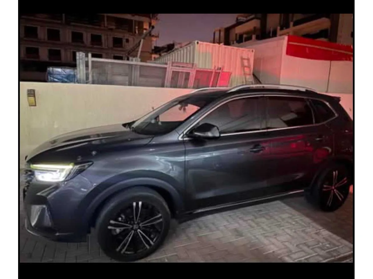Car image 3