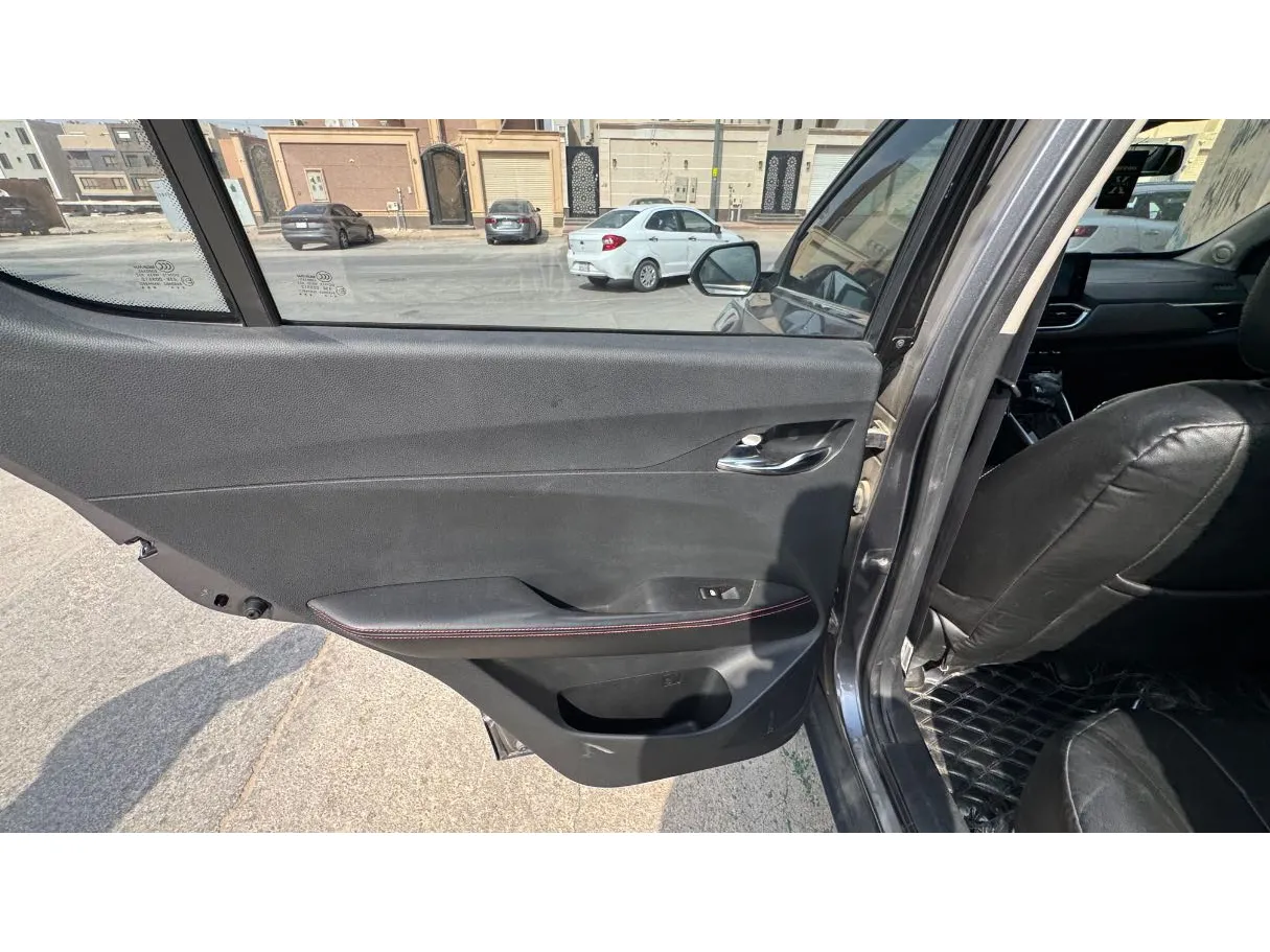 Car image 12