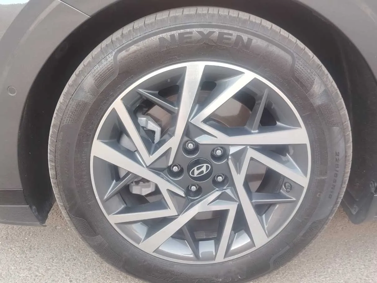 Car image 10