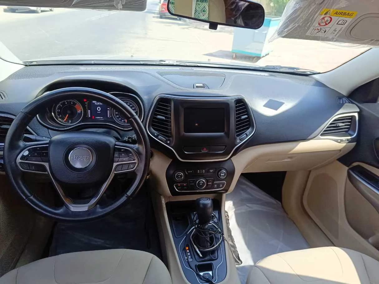 Car image 19