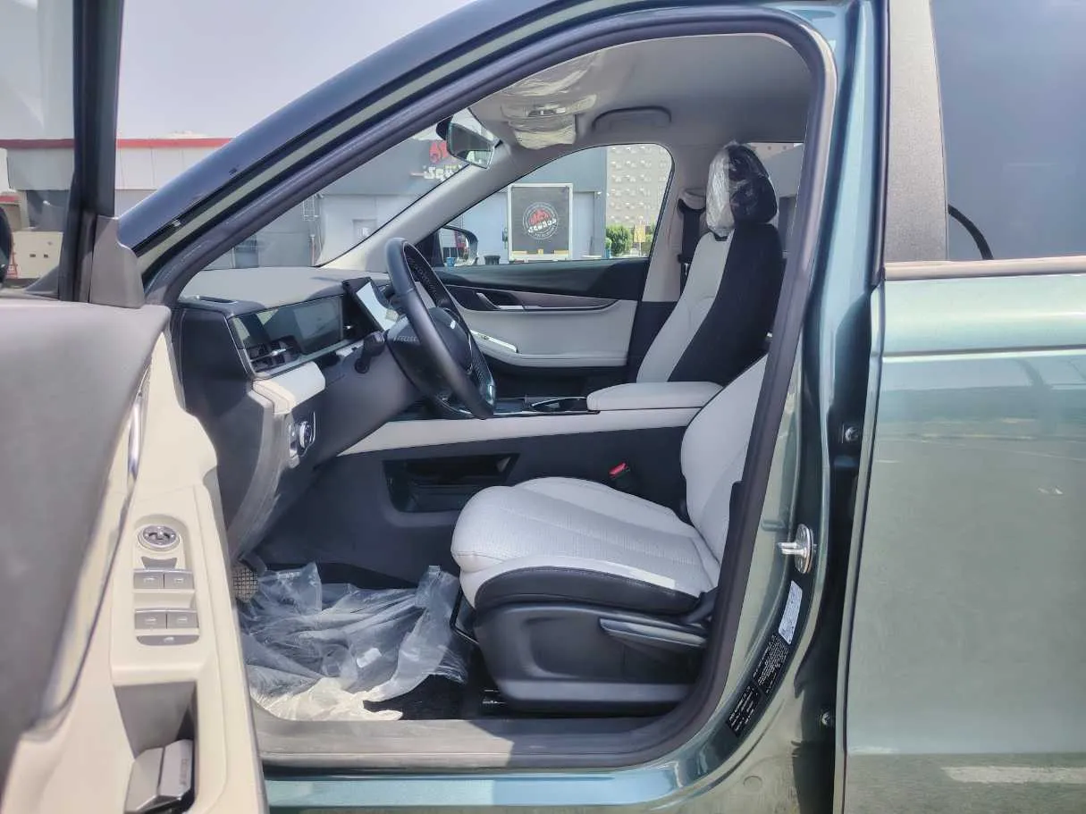 Car image 12