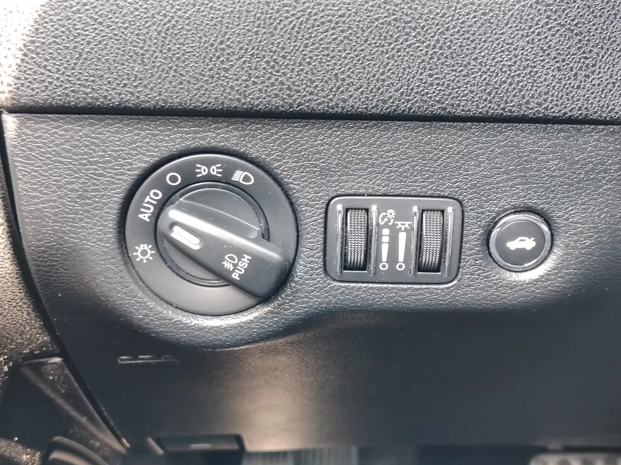 Car image 30