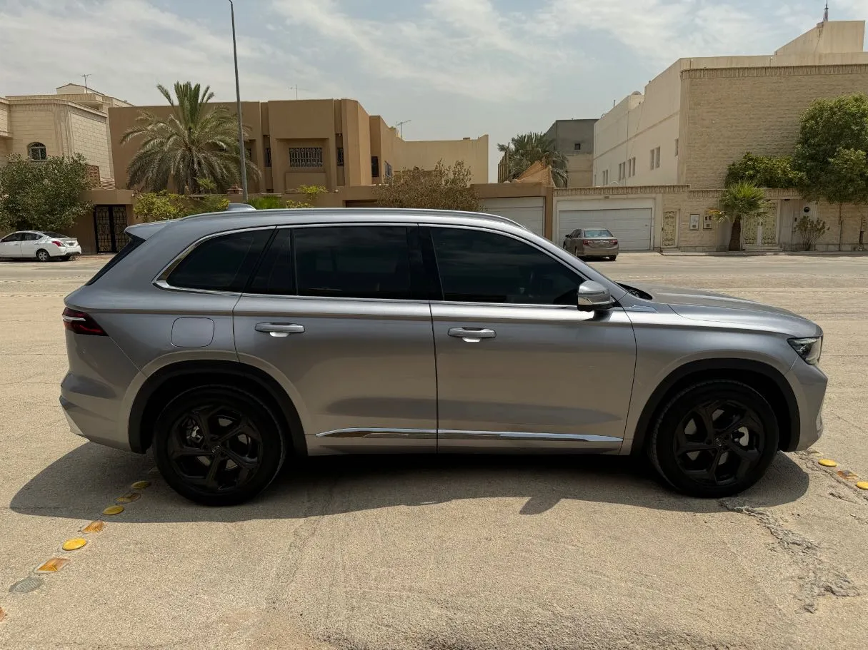 Car image 4