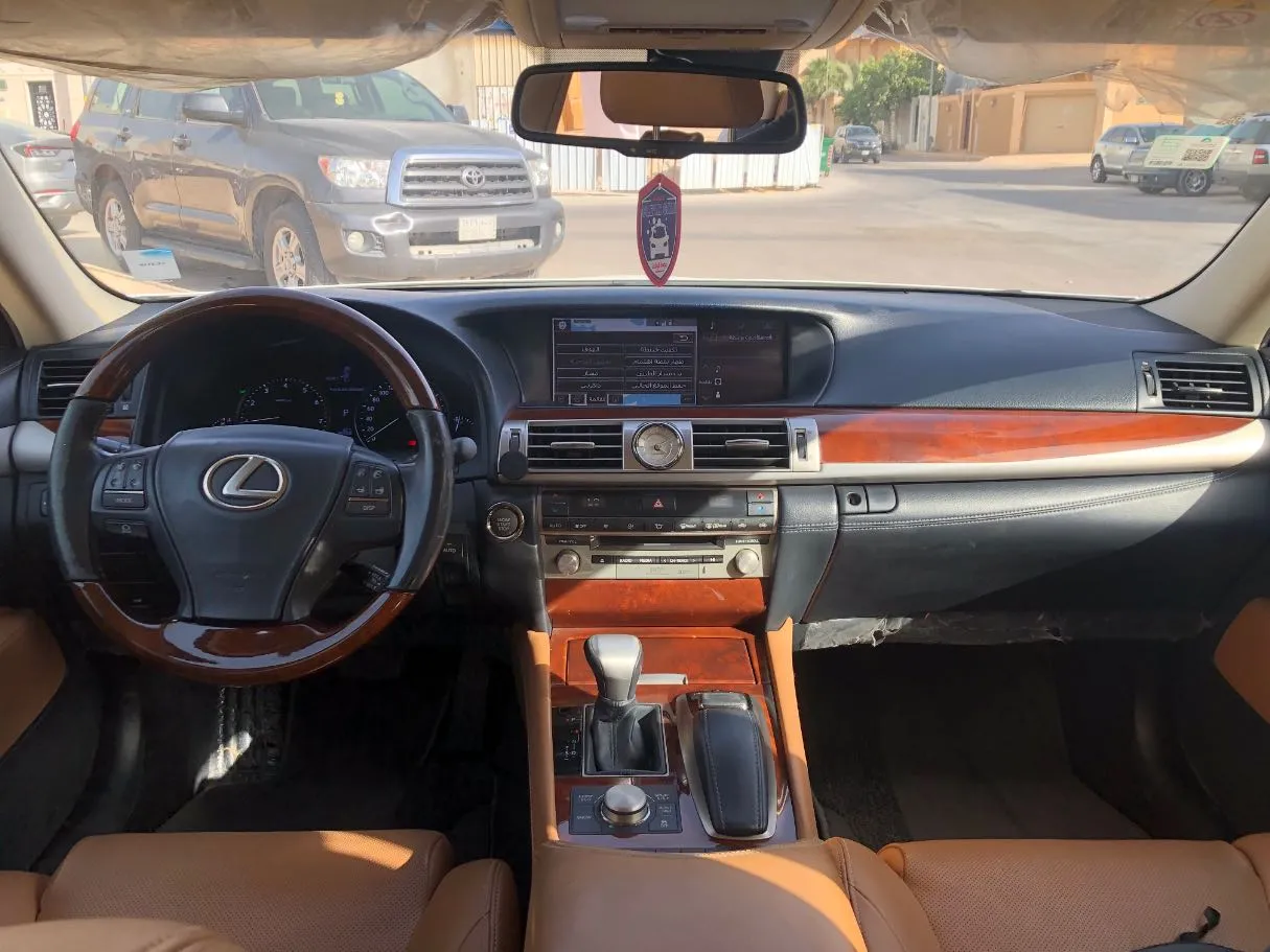 Car image 17