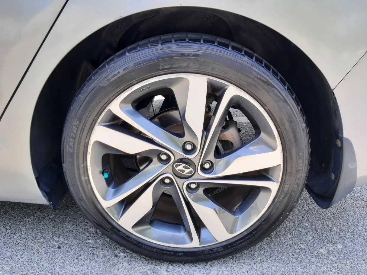 Car image 9