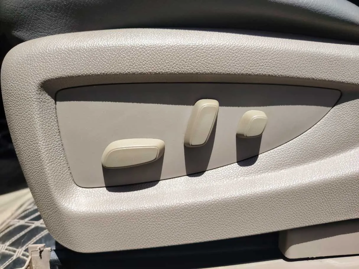 Car image 26