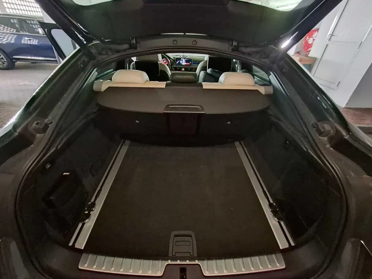 Car image 19