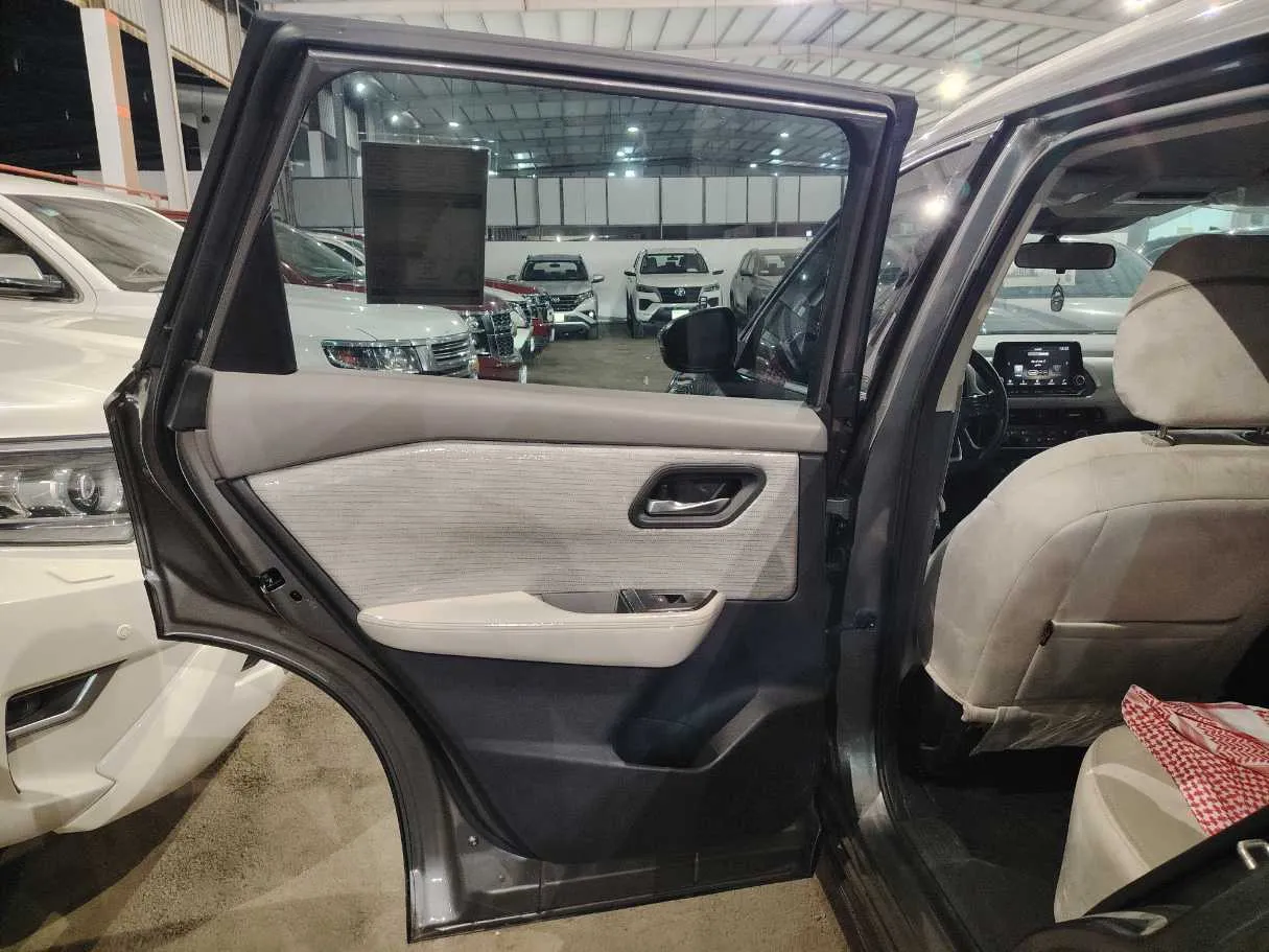 Car image 16