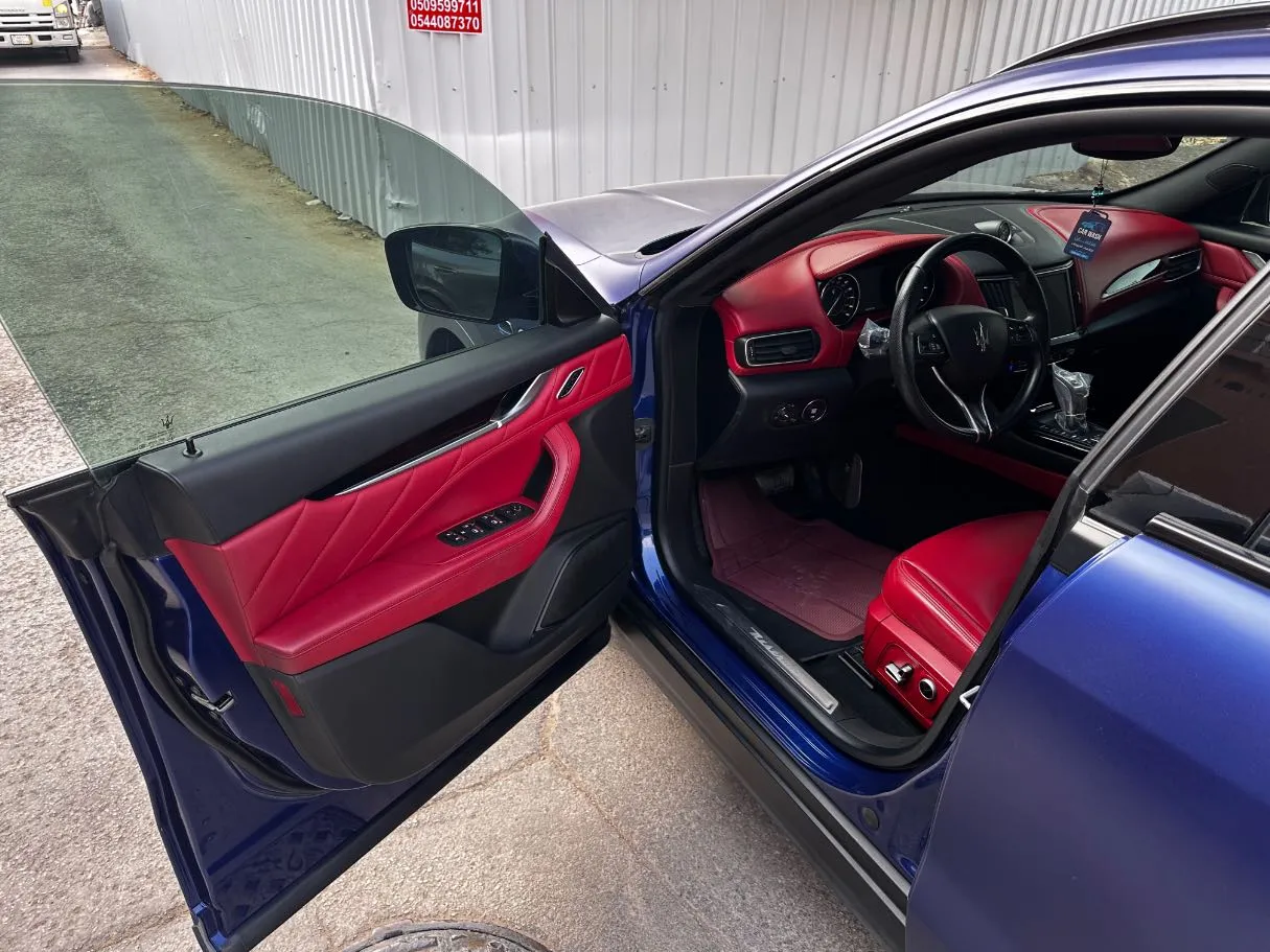 Car image 11